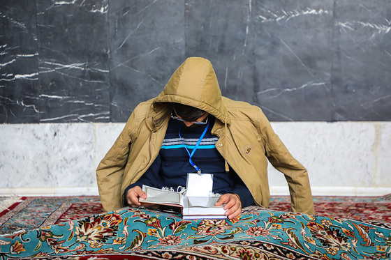 آیین معنوی اعتکاف در حرم امام رضا (ع)