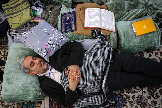 آیین معنوی اعتکاف در حرم امام رضا (ع)