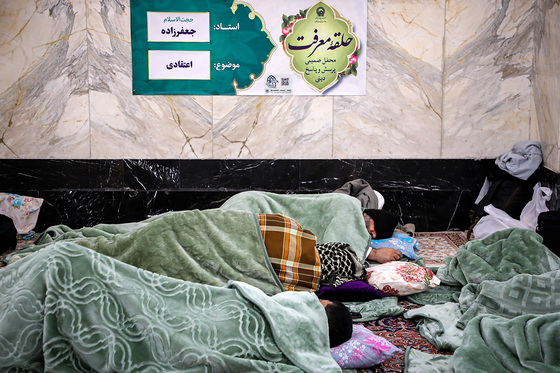 آیین معنوی اعتکاف در حرم امام رضا (ع)