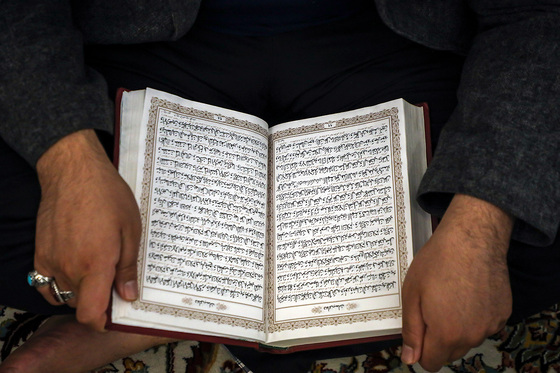 آیین معنوی اعتکاف در حرم امام رضا (ع)