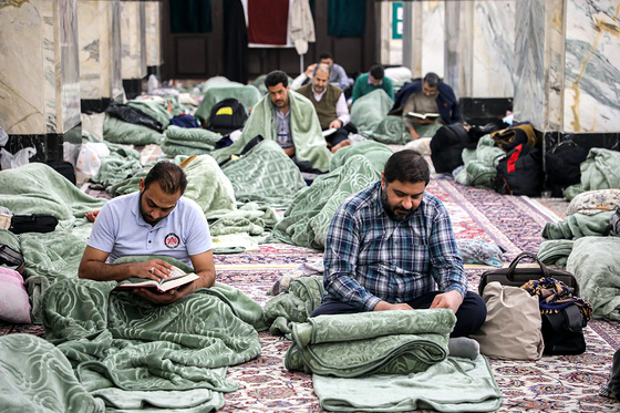 آیین معنوی اعتکاف در حرم امام رضا (ع)