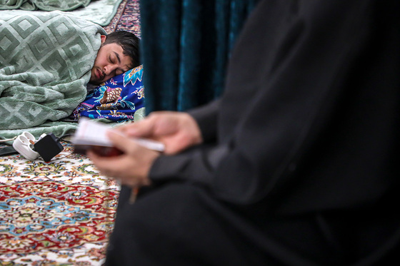 آیین معنوی اعتکاف در حرم امام رضا (ع)