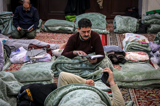 آیین معنوی اعتکاف در حرم امام رضا (ع)