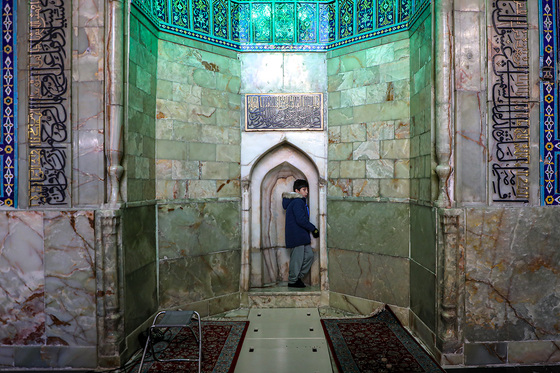 آیین معنوی اعتکاف در حرم امام رضا (ع)