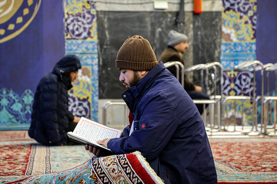 آیین معنوی اعتکاف در حرم امام رضا (ع)