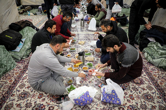 آیین معنوی اعتکاف در حرم امام رضا (ع)