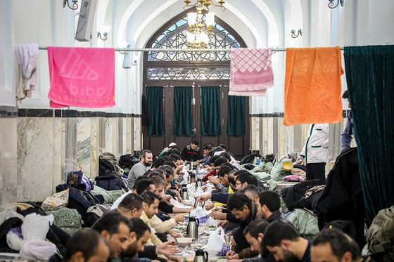 آیین معنوی اعتکاف در حرم امام رضا (ع)