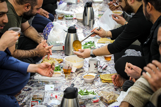 آیین معنوی اعتکاف در حرم امام رضا (ع)