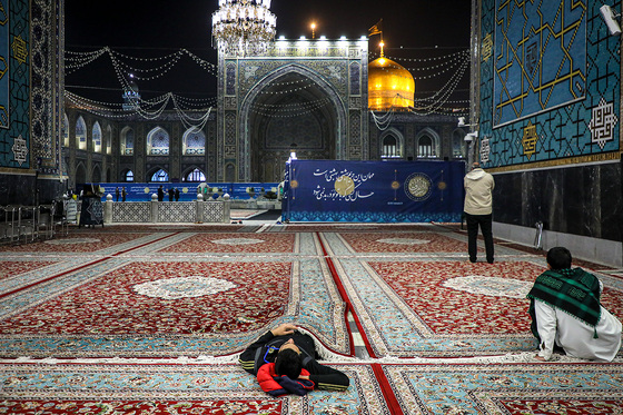 آیین معنوی اعتکاف در حرم امام رضا (ع)