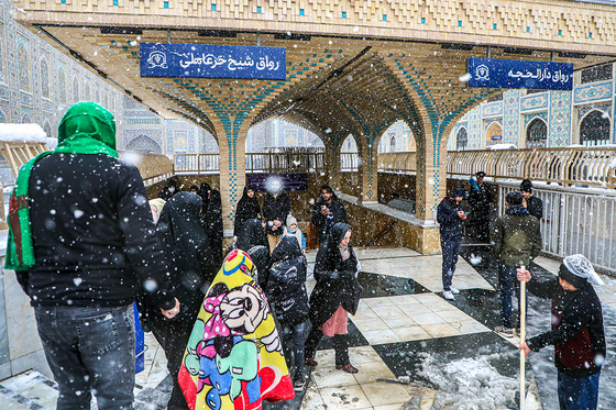 بارش برف در حرم مطهر رضوی