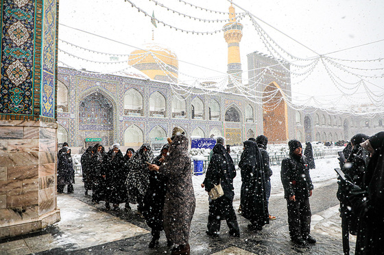 بارش برف در حرم مطهر رضوی