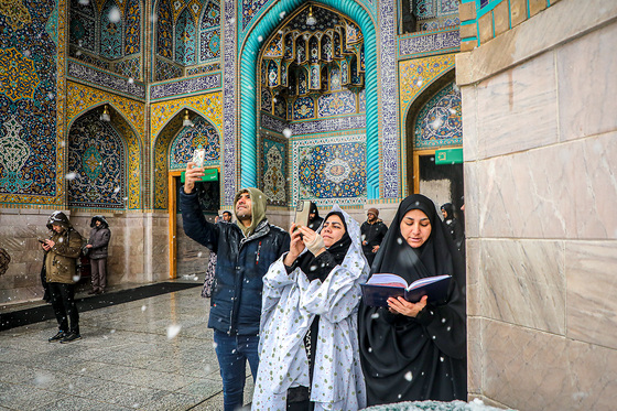 بارش برف در حرم مطهر رضوی