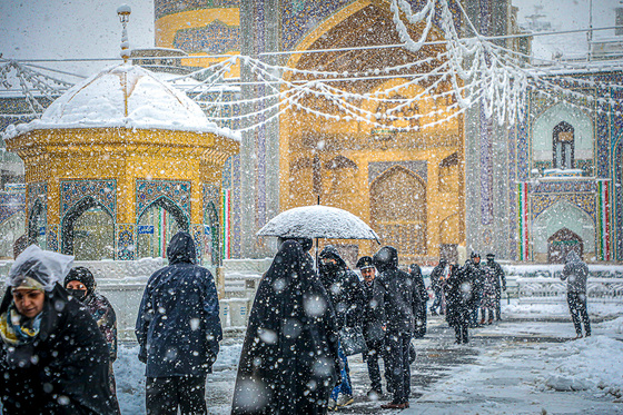 بارش برف در حرم مطهر رضوی