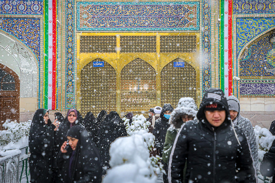 بارش برف در حرم مطهر رضوی