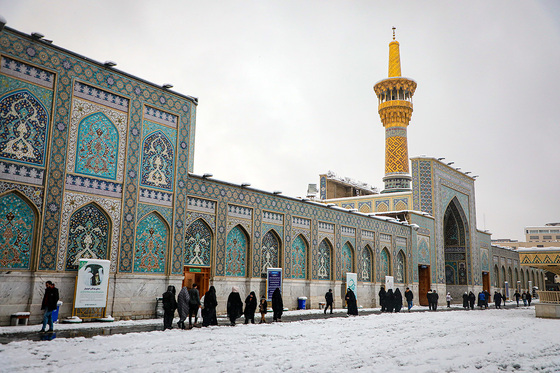 بارش برف در حرم مطهر رضوی