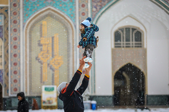 بارش برف در حرم مطهر رضوی