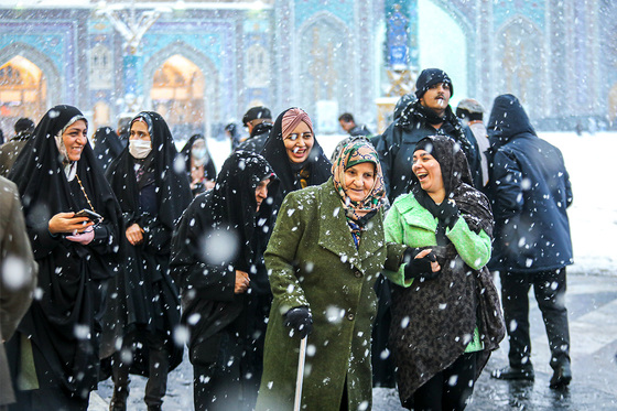 بارش برف در حرم مطهر رضوی