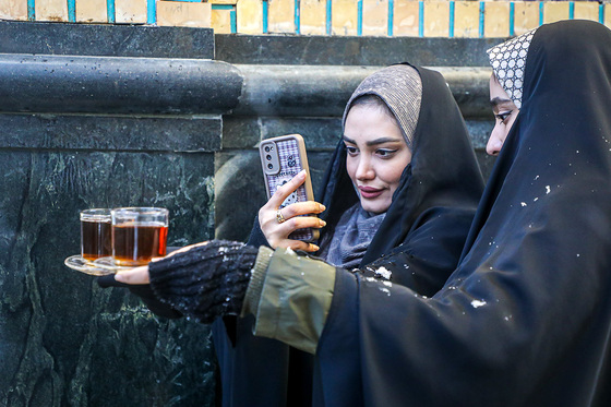 بارش برف در حرم مطهر رضوی