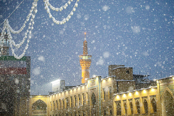بارش برف در حرم مطهر رضوی