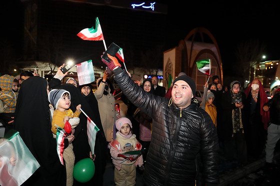 شادی مردم مشهد بعد از برد تیم ملی ایران مقابل ژاپن