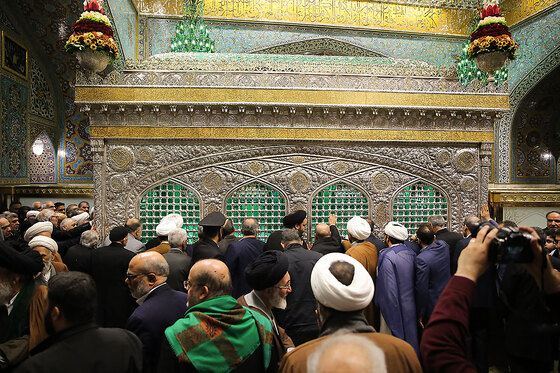 غبارروبی مضجع منور امام رضا(ع)