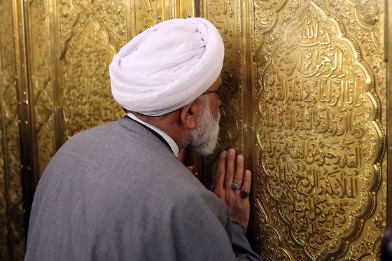 غبارروبی مضجع منور امام رضا(ع)