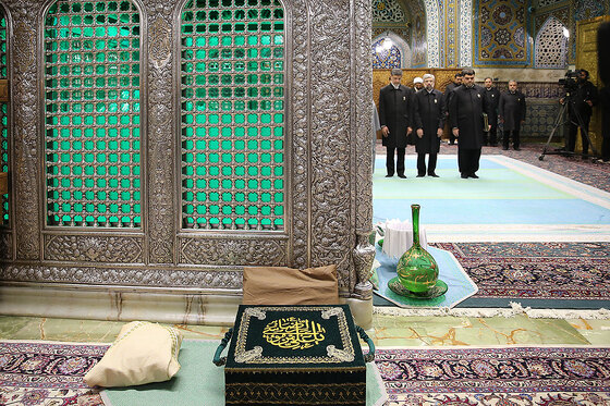 غبارروبی مضجع منور امام رضا(ع)