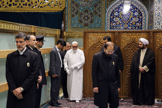 غبارروبی مضجع منور امام رضا(ع)
