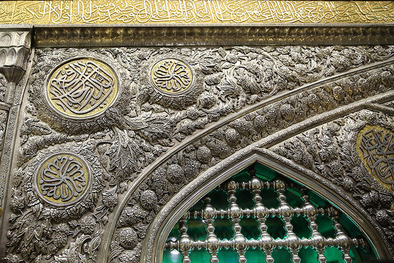 غبارروبی مضجع منور امام رضا(ع)