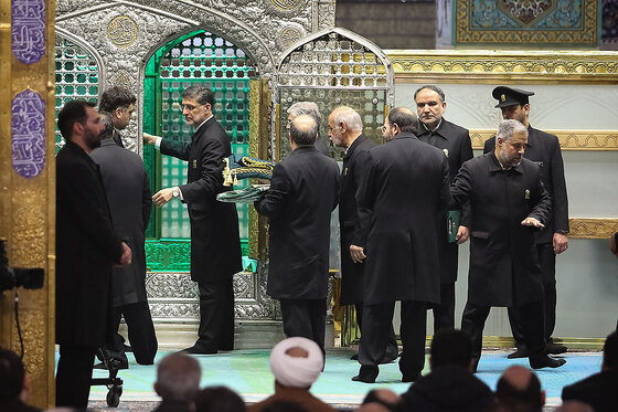 غبارروبی مضجع منور امام رضا(ع)