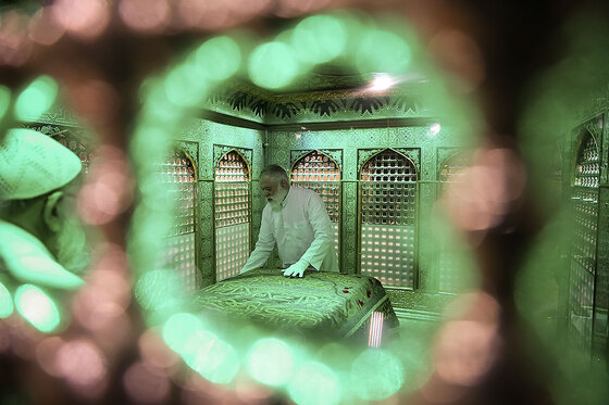 غبارروبی مضجع منور امام رضا(ع)