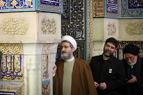 غبارروبی مضجع منور امام رضا(ع)
