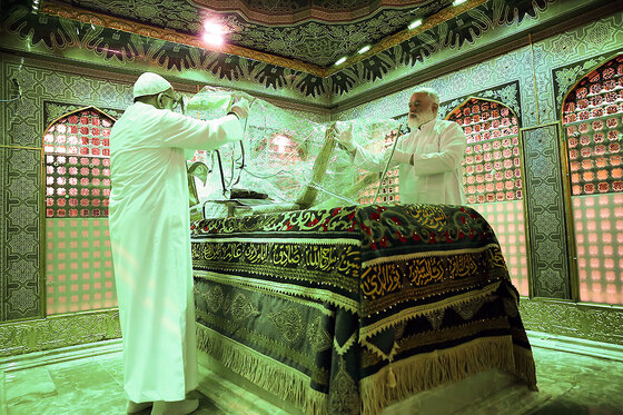 غبارروبی مضجع منور امام رضا(ع)