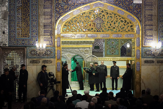 غبارروبی مضجع منور امام رضا(ع)
