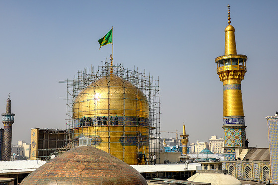 شست و شوی گنبد منور رضوی در آستانه سال نو و ماه مبارک رمضان
