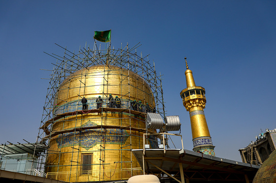 شست و شوی گنبد منور رضوی در آستانه سال نو و ماه مبارک رمضان