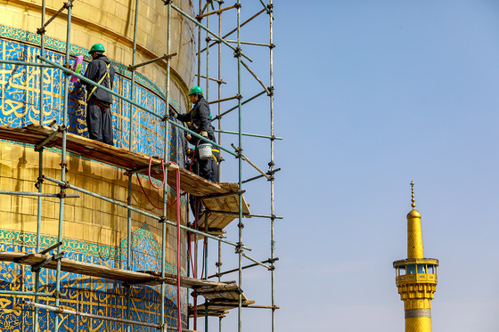 شست و شوی گنبد منور رضوی در آستانه سال نو و ماه مبارک رمضان