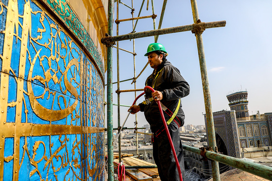 شست و شوی گنبد منور رضوی در آستانه سال نو و ماه مبارک رمضان