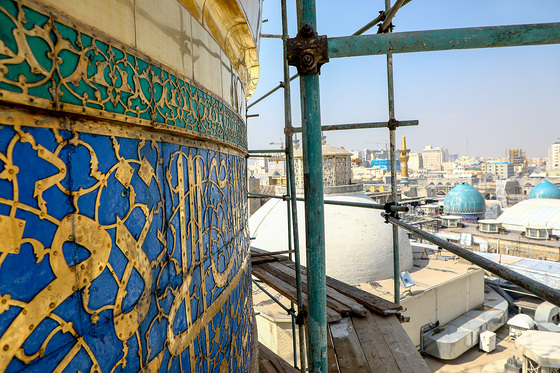 شست و شوی گنبد منور رضوی در آستانه سال نو و ماه مبارک رمضان