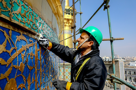 شست و شوی گنبد منور رضوی در آستانه سال نو و ماه مبارک رمضان