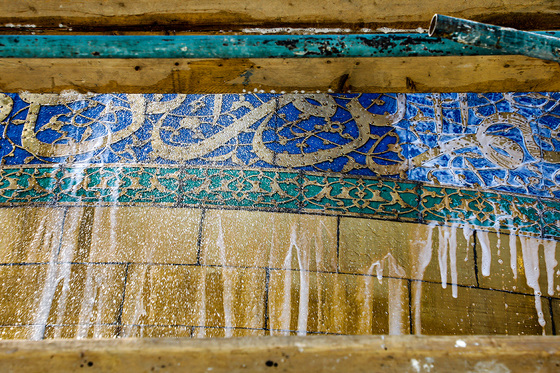 شست و شوی گنبد منور رضوی در آستانه سال نو و ماه مبارک رمضان