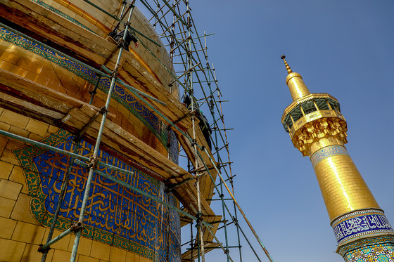 شست و شوی گنبد منور رضوی در آستانه سال نو و ماه مبارک رمضان