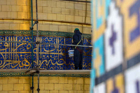 شست و شوی گنبد منور رضوی در آستانه سال نو و ماه مبارک رمضان