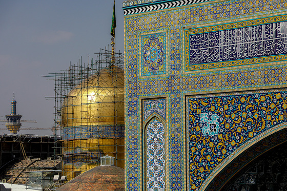 شست و شوی گنبد منور رضوی در آستانه سال نو و ماه مبارک رمضان