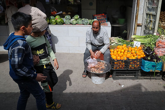 بازار ماهی فروشان در شهرک شهید بهشتی