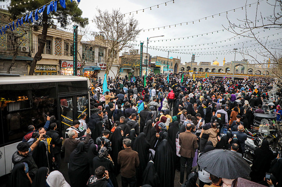 تحویل سال ۱۴۰۳ در حرم مطهر امام رضا (ع) و خیابان‌های منتهی به حرم