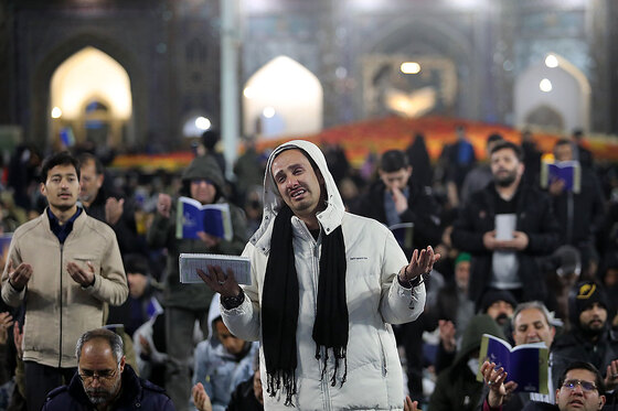 مراسم احیاء شب ۱۹ ماه رمضان در حرم مطهر رضوی