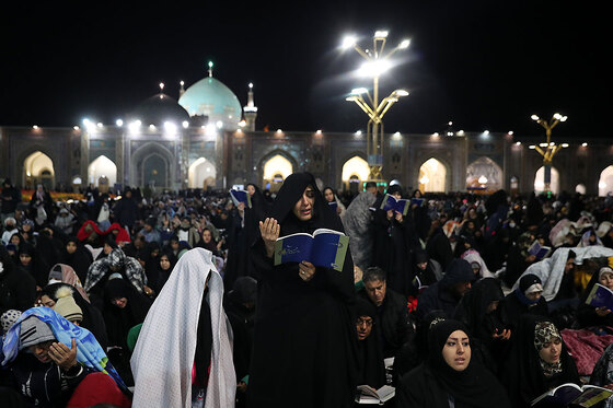 مراسم احیاء شب ۱۹ ماه رمضان در حرم مطهر رضوی