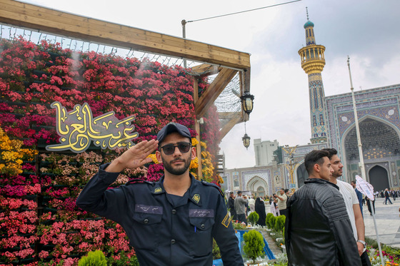 گل آرایی حرم مطهر رضوی در دهه کرامت 