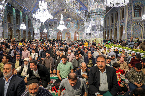  دعا برای سلامتی رئیس جمهور در حرم مطهر رضوی
